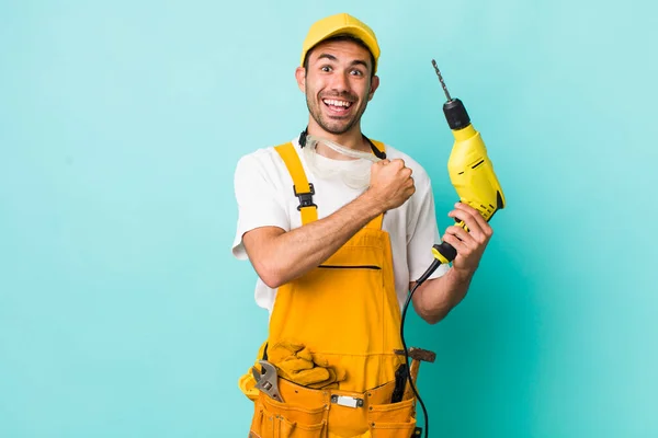 Jovem Adulto Hispânico Homem Sentindo Feliz Enfrentando Desafio Celebrando Conceito — Fotografia de Stock