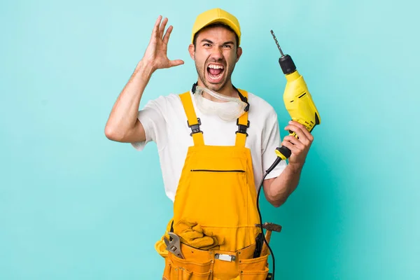 Jonge Volwassen Spaanse Man Schreeuwend Met Handen Lucht Werknemer Boorconcept — Stockfoto