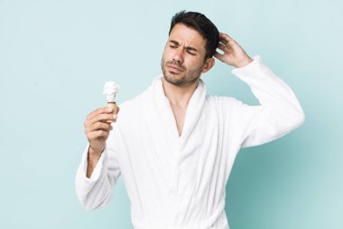 Kafası karışmış, kafası karışmış, kaşınan genç, İspanyol bir adam. traş konsepti