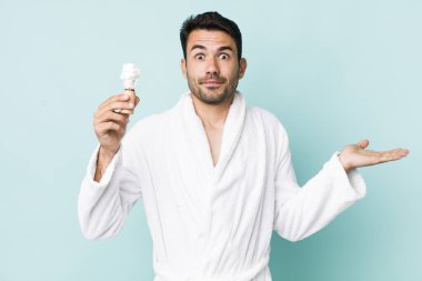 Genç, İspanyol bir adam şaşkın, şaşkın ve şüpheci hissediyor. traş konsepti