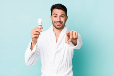 Genç, Latin bir adam kamerayı işaret ederek seni seçiyor. traş konsepti