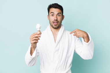 Genç, İspanyol bir adam mutlu hissediyor ve heyecanla kendini işaret ediyor. traş konsepti