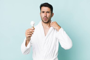 Genç, İspanyol bir adam stresli, endişeli, yorgun ve hayal kırıklığına uğramış hissediyor. traş konsepti