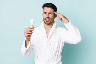 Genç, İspanyol bir adam kafası karışık ve şaşkın hissediyor, senin deli olduğunu gösteriyor. traş konsepti