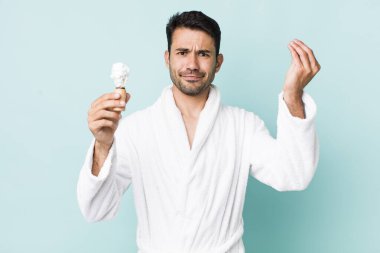 Genç, İspanyol bir adam kapiş ya da para hareketi yapıyor ve sana ödemeni söylüyor. traş konsepti