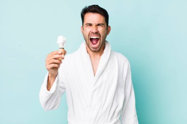 Genç, Latin asıllı bir adam agresif bir şekilde bağırıyor, çok kızgın görünüyor. traş konsepti