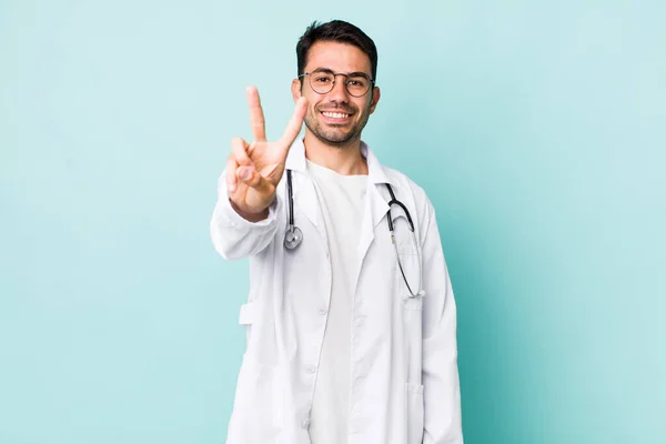 Jovem Adulto Hispânico Homem Sorrindo Olhando Amigável Mostrando Número Dois — Fotografia de Stock