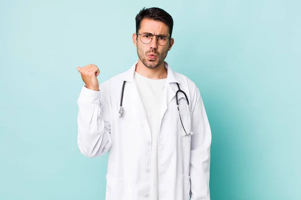 Young Adult Hispanic Man Looking Astonished Disbelief Physician Concept — ストック写真