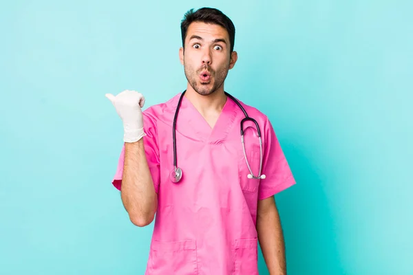 Young Adult Hispanic Man Looking Astonished Disbelief Veterinarian Concept — 스톡 사진