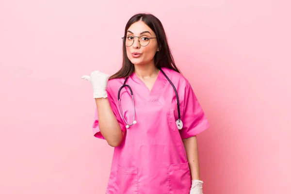Young Pretty Woman Looking Astonished Disbelief Veterinarian Concept — Stockfoto