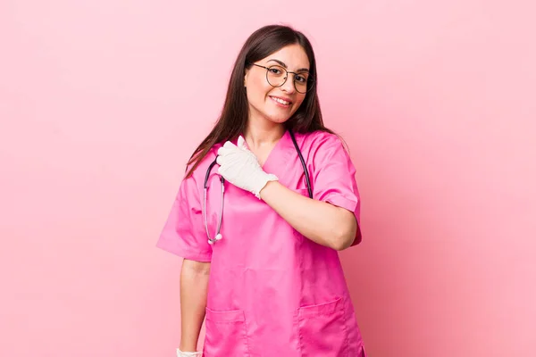 Young Pretty Woman Feeling Happy Facing Challenge Celebrating Veterinarian Concept — Stock Photo, Image