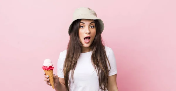 Young Pretty Woman Looking Very Shocked Surprised Summer Ice Cream — Stockfoto