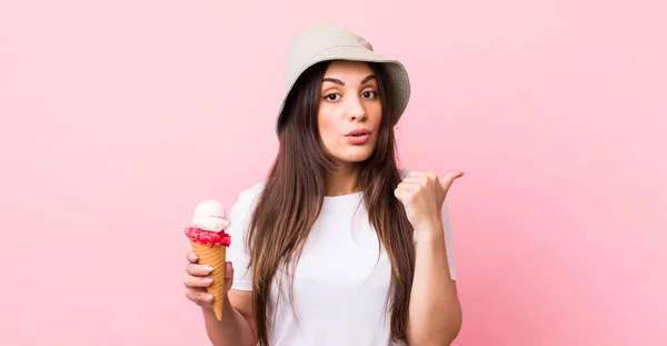 Young Pretty Woman Looking Astonished Disbelief Summer Ice Cream Concept — Stockfoto