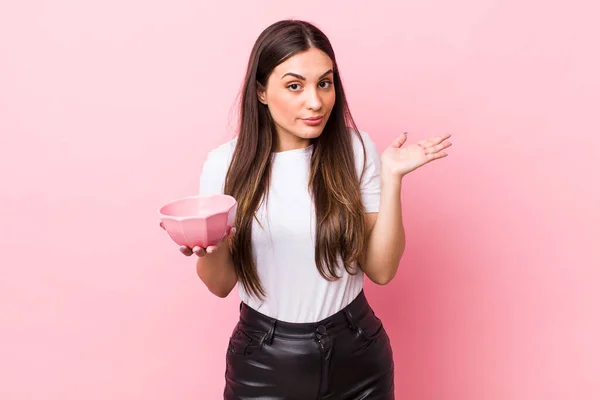 Young Pretty Woman Feeling Puzzled Confused Doubting Empty Bowl Concept — Foto Stock