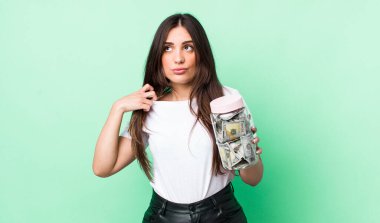 Genç ve güzel bir kadın stresli, endişeli, yorgun ve hayal kırıklığına uğramış hissediyor. kaydetme kavramı