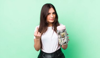 Genç ve güzel bir kadın kızgın, sinirli, asi ve agresif hissediyor. kaydetme kavramı