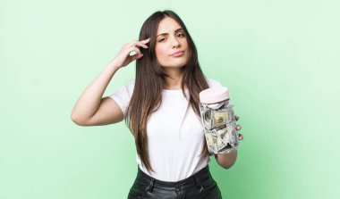 Genç ve güzel bir kadın kafası karışık ve şaşkın hissediyor, deli olduğunu gösteriyor. kaydetme kavramı