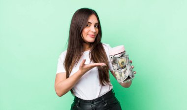 Genç, güzel bir kadın neşeyle gülümsüyor, mutlu hissediyor ve bir konsept gösteriyor. kaydetme kavramı