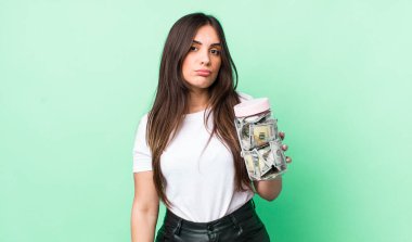 Genç, güzel bir kadın üzgün ve mızmızlanıyor. Mutsuz bir bakışı var ve ağlıyor. kaydetme kavramı