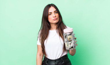 Genç ve güzel bir kadın şaşkın ve şaşkın hissediyor. kaydetme kavramı