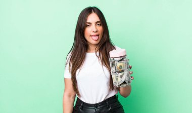 Genç ve güzel bir kadın iğreniyor, sinirleniyor ve dilini çıkarıyor. kaydetme kavramı