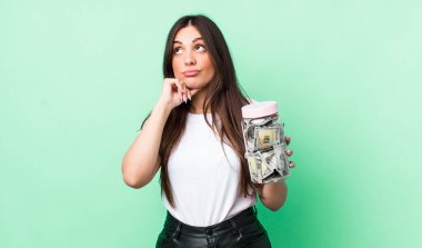 Genç, güzel bir kadın düşünüyor, kuşkulu ve şaşkın hissediyor. kaydetme kavramı