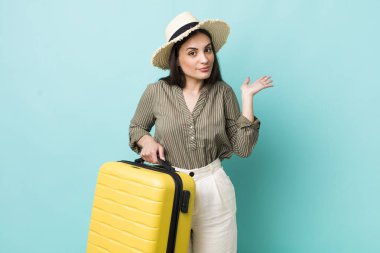 Genç ve güzel bir kadın şaşkın, şaşkın ve şüpheci hissediyor. seyahat kavramı