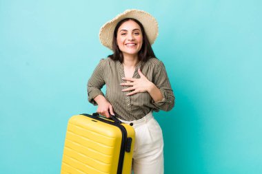 Genç ve güzel bir kadın komik bir şakaya yüksek sesle gülüyor. seyahat kavramı