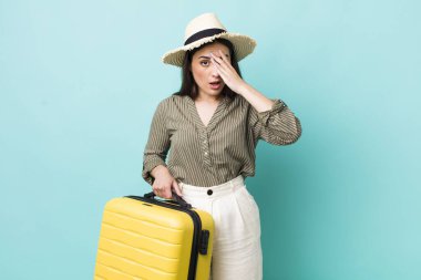 Genç, güzel bir kadın şok olmuş, korkmuş ya da korkmuş görünüyor. seyahat kavramı