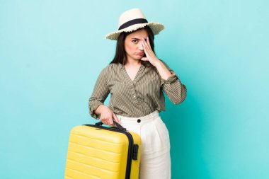 Genç ve güzel bir kadın sıkıcı, bıkkın ve uykulu hissediyor. seyahat kavramı