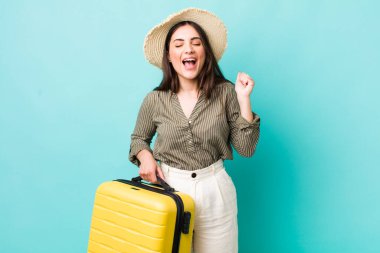 Genç ve güzel bir kadın sinirli bir ifadeyle agresif bir şekilde bağırıyor. seyahat kavramı