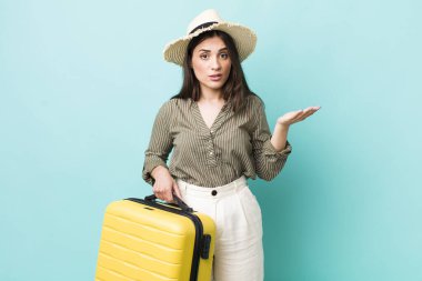 Genç ve güzel bir kadın şok olmuş ve şaşırmış hissediyor. seyahat kavramı