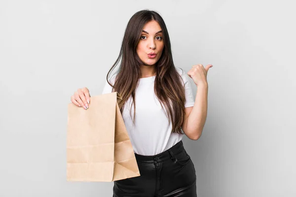 Young Pretty Woman Looking Astonished Disbelief Take Away Food Concept — Zdjęcie stockowe