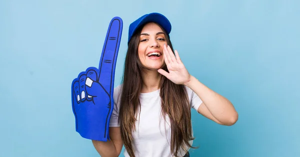 Young Pretty Woman Feeling Happy Giving Big Shout Out Hands — Stock Photo, Image