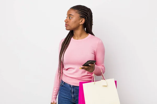 Young Adult Black Woman Profile View Thinking Imagining Daydreaming Shopping — Stockfoto