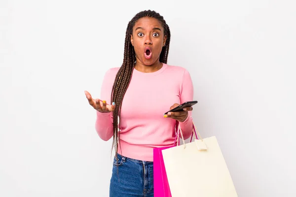 Young Adult Black Woman Amazed Shocked Astonished Unbelievable Surprise Shopping — Stockfoto