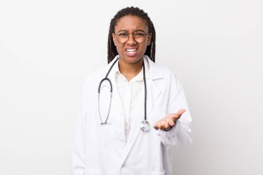 Genç yetişkin siyahi kadın kızgın, sinirli ve sinirli görünüyor. hekimlik kavramı