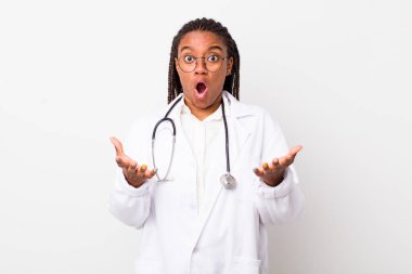 Genç yetişkin siyahi kadın inanılmaz bir sürprizle şaşkına döndü ve hayrete düştü. hekimlik kavramı