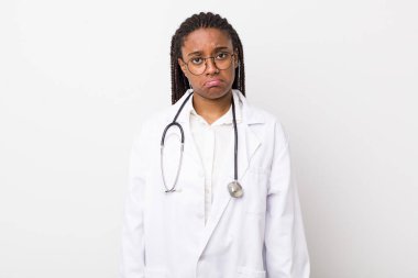 Genç yetişkin siyahi kadın üzgün ve mızmızlanıyor. Mutsuz bir bakışla ve ağlayarak. hekimlik kavramı