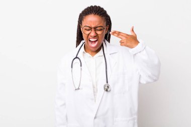 Genç yetişkin siyah kadın mutsuz ve stresli görünüyor, intihar jesti silah işareti yapıyor. hekimlik kavramı