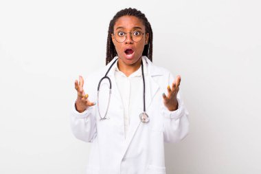 Genç yetişkin siyahi kadın şok olmuş ve şaşırmış hissediyor. hekimlik kavramı