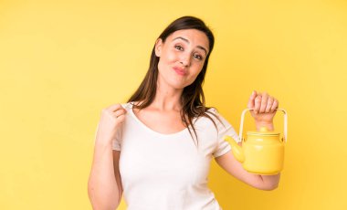 Genç ve güzel bir kadın kibirli, başarılı, pozitif ve gururlu görünüyor. Sıcak kahve ya da çay konsepti