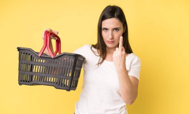 Genç ve güzel bir kadın kızgın, sinirli, asi ve agresif hissediyor. Alışveriş sepeti konsepti