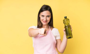 Genç ve güzel bir kadın kamerayı işaret ederek seni seçiyor. Zeytinyağlı ev aşçısı