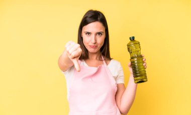 Genç ve güzel bir kadın kızmış, baş parmağını kaldırmış. Zeytinyağlı ev aşçısı