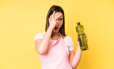 Genç ve güzel bir kadın şok olmuş, korkmuş ya da korkmuş görünüyor. Zeytinyağlı ev aşçısı