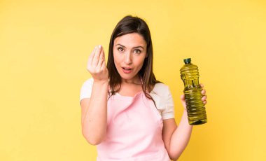 Genç ve güzel bir kadın kapiş ya da para hareketi yapıp sana ödemeni söylüyor. Zeytinyağlı ev aşçısı