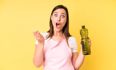 Genç ve güzel bir kadın inanılmaz bir sürprizle şaşkına döndü ve hayrete düştü. Zeytinyağlı ev aşçısı