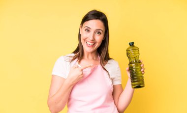 Genç ve güzel bir kadın heyecanlı ve şaşırmış görünüyor. Zeytinyağlı ev aşçısı