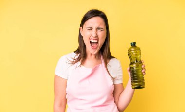 Genç ve güzel bir kadın sinirli bir şekilde bağırıyor. Zeytinyağlı ev aşçısı